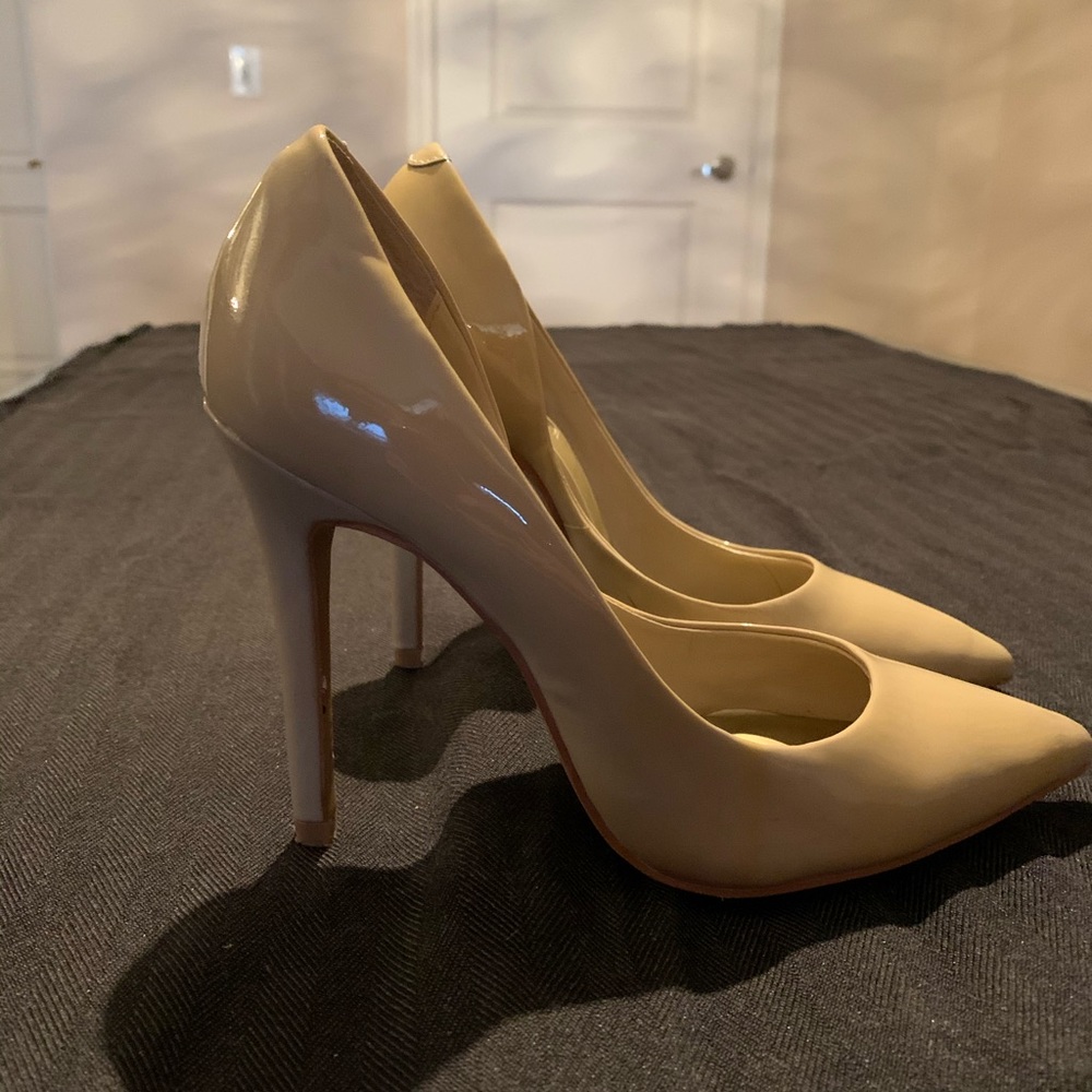 Guess nude heels, size 5